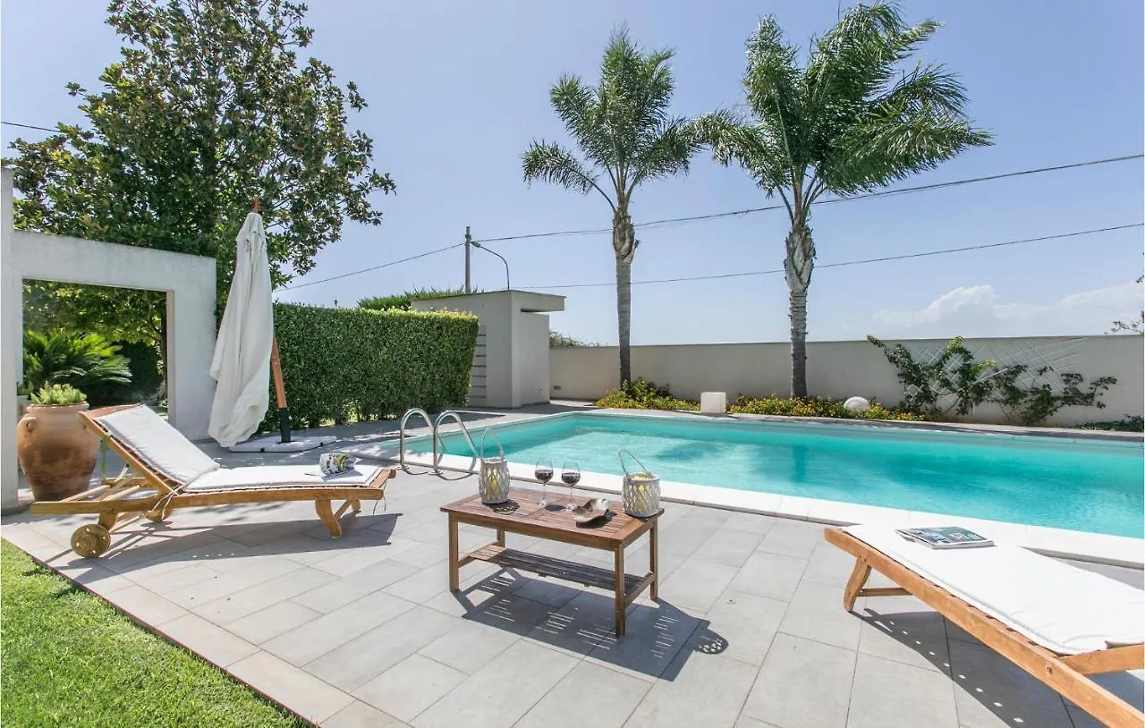 Gorgeous Apartment In Comiso With Kitchen