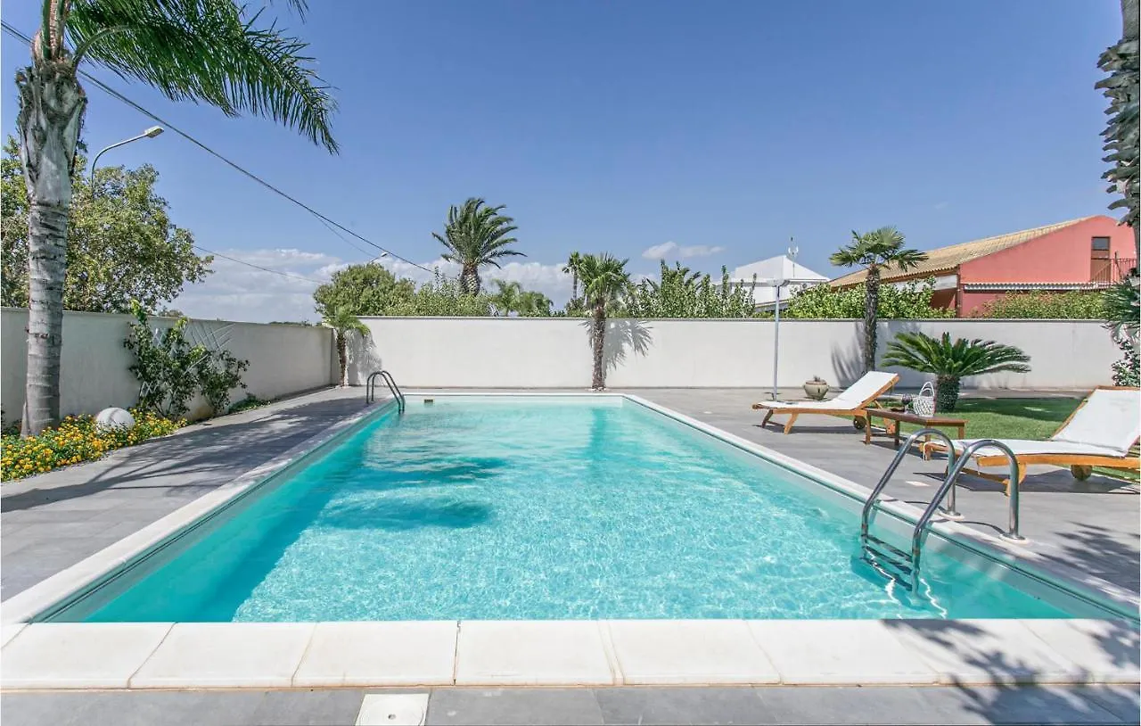Gorgeous Apartment In Comiso With Kitchen