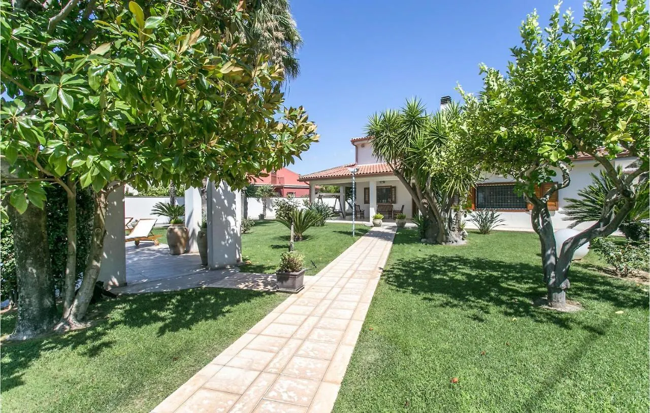 Gorgeous Apartment In Comiso With Kitchen