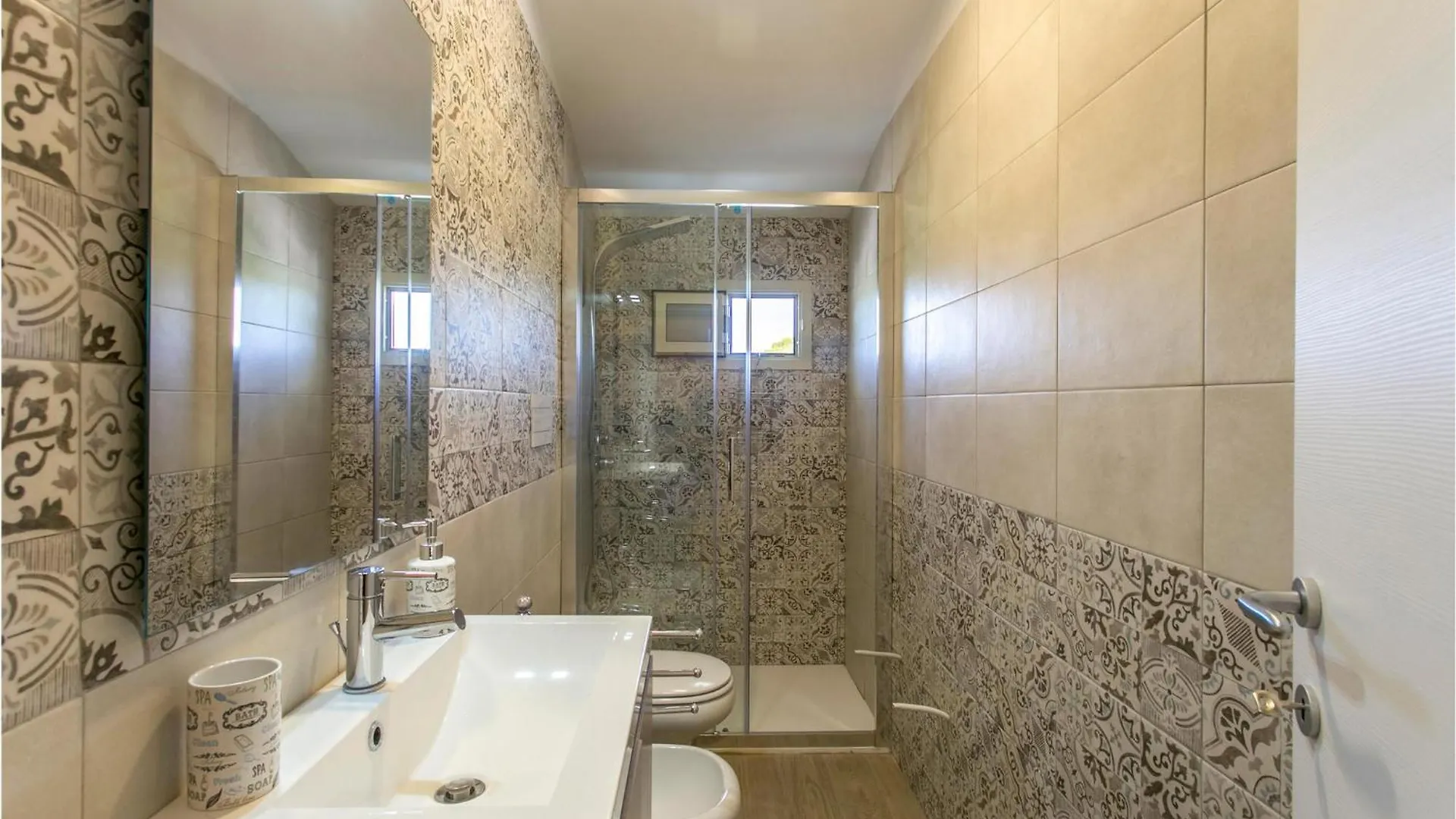 Gorgeous Apartment In Comiso With Kitchen